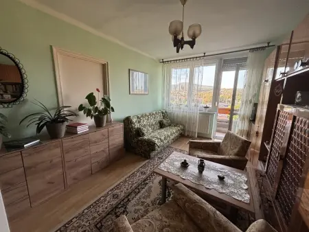 Eladó panellakás, Vác 2 szoba 54 m² 53.9 M Ft