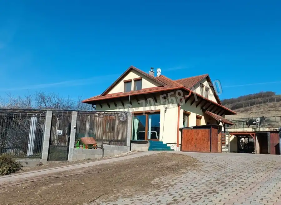 eladó újszerű családi ház, Rád