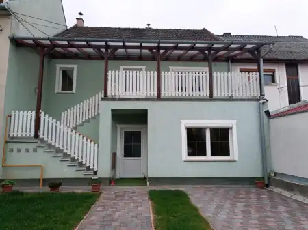 Kiadó családi ház, Vác 4+1 szoba 200 m² 400 E Ft/hó + Áfa